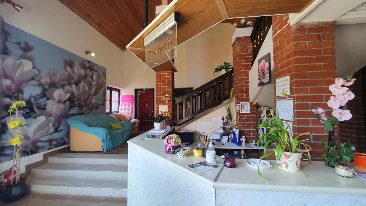 Harmonia Apartmanhaz Balatonlelle Exterior foto