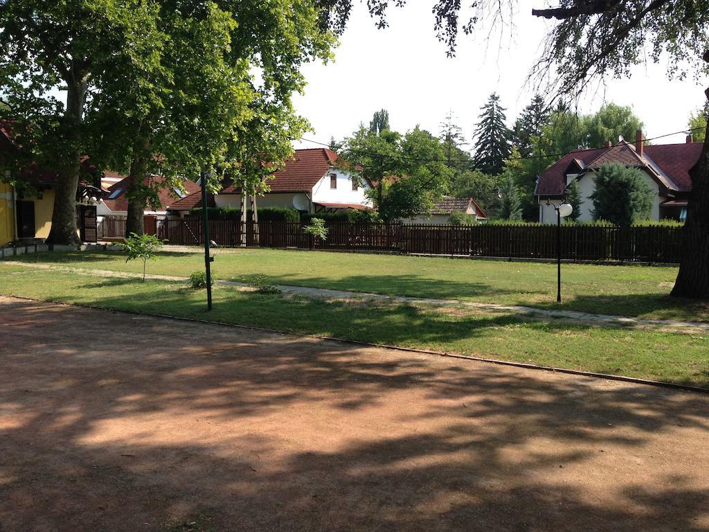 Harmonia Apartmanhaz Balatonlelle Exterior foto